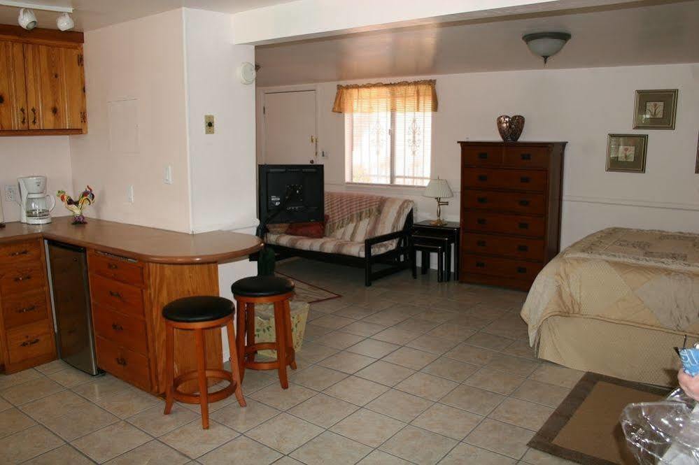 Mon Ami Bed And Breakfast Tucson Exterior photo